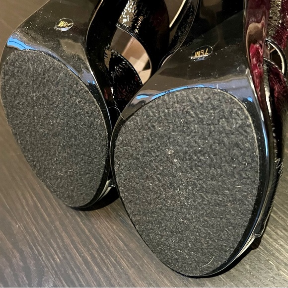 Michael Kors Berkeley T Strap Sandles - Picture 7 of 9